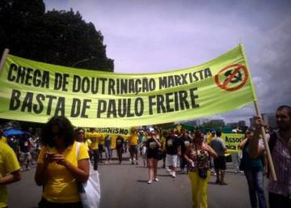 Adeptos de la Escuela sin Partido protestan contra Paulo Freire.