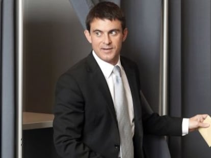 Manuel Valls sale de la cabina tras haber votado en las elecciones europeas el domingo.