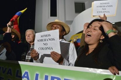 Un grupo de manifestantes frente a la embajada brit&aacute;nica en Quito el mi&eacute;rcoles por la noche.