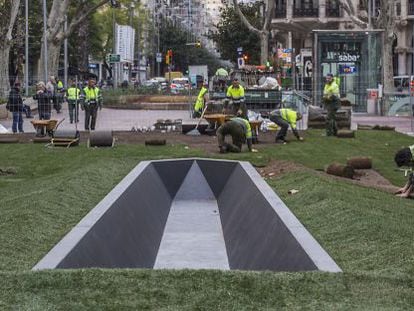 Últimos trabajos de construcción del obelisco acostado dedicado a Salvador Espriu.