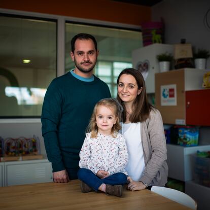 Juan, Irene y María, en una de las salas infantiles del Hospital Gregorio Marañón de Madrid.