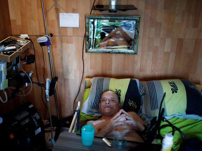 Alain Cocq, de 57 años, en la cama en la que vive postrado en su casa en Dijon, el 19 de agosto.