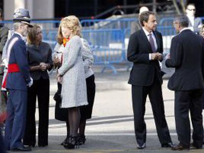 Zapatero, en una tensa conversaci&oacute;n con Gallard&oacute;n en el desfile del 12 de octubre de 2010.