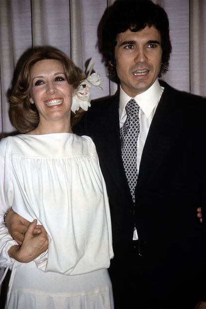 Concha Velasco se casó por sorpresa en 1977 con Paco Marsó. La actriz apostó por una capa con capucha anudada a la cintura (en la foto no se ve) y debajo lució un vestido plisado de Charo's, sandalias beige y medias con costura. Un look muy yé-yé.