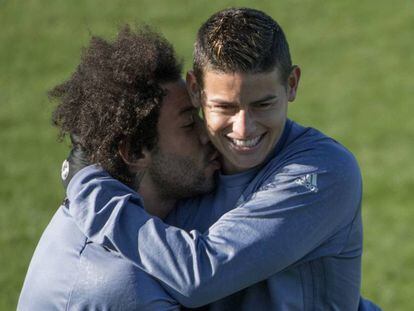 Marcelo bromea con James en el entrenamiento de este martes previo al partido contra el Borussia. 