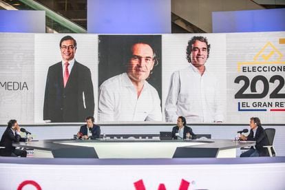 De izquierda a derecha: Gustavo Petro, Roberto Pombo (moderador) Federico Gutiérrez y Sergio Fajardo, durante un debate a finales de enero.