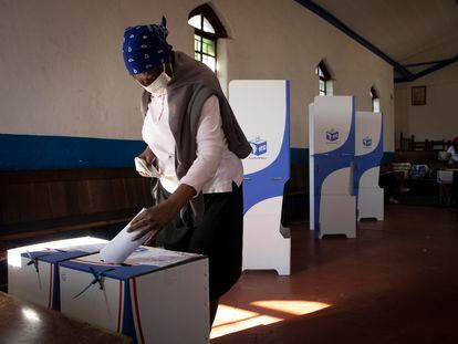 Una mujer deposita en la urna su voto en las elecciones locales en Sudáfrica, este lunes en Johanesburgo.
