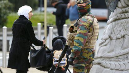 Un soldado belga monta guardia en el centro de Bruselas.