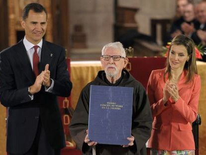 Los Príncipes de Asturias y de Viana, don Felipe y doña Letizia, junto al historiador capuchino Tarsicio de Azcona en los premios de 2014.