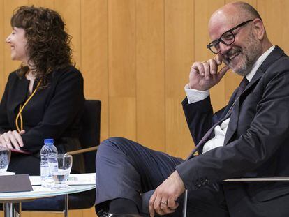 Ramon Besa con Elisenda Tarrats, decana de la Facultat de Empresa y Comunicación, en el acto de investidura de Doctor Honoris Causa por la Universitat de Vic.