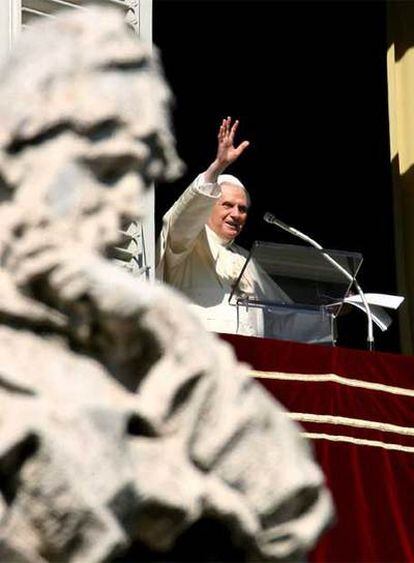 Benedicto XVI saluda a los fieles durante el ángelus del domingo.