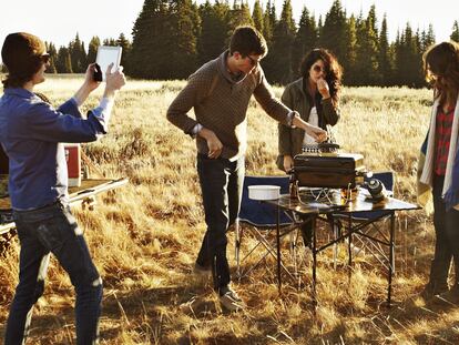 Disfrutar con amigos de una comida a la brasa, en cualquier lugar, es posible con estas barbacoas portátiles y plegables. GETTY IMAGES.