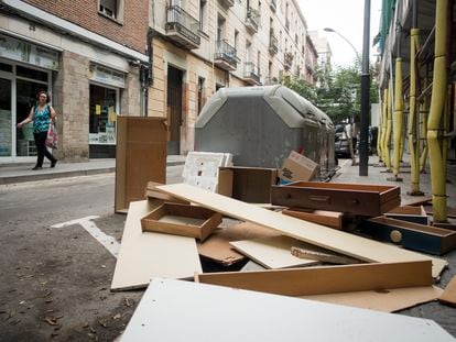 Restos de mobiliario depositados en la vía pública en Barcelona.