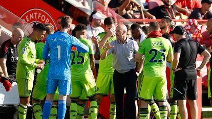 Erik ten Hag conversa con sus jugadores durante el partido entre el United y el Brentford.