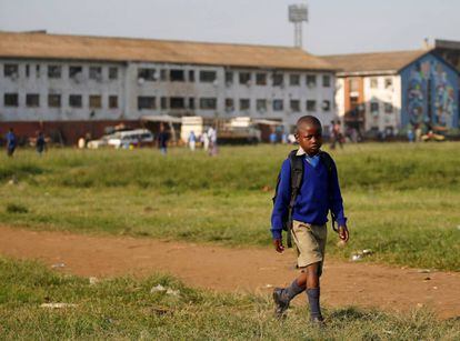 Un niño va al colegio en el primer día de clase tras las vacaciones en Harare, Zimbabue.