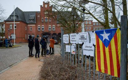 Una estelada y distintos carteles que piden la libertad de Puigdemont así como del resto de prisioneros políticos en la verja de entrada de la prisión de Neumüenster.