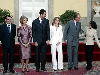 Los Reyes y el Príncipe con Letizia Ortiz y sus padres, Jesús Ortiz y Paloma Rocasolano, el día de la petición de mano en el palacio de El Pardo.