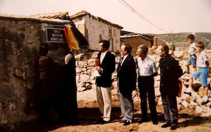 Carlos Rivera, alcalde de Torremocha del Jarama (Madrid) desde 1979, inaugurando una calle en 1990.