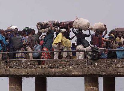 Refugiados congoleses huyen tras la erupción del volcán del monte Nyiragongo, en 2002.