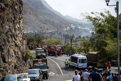 Varios coches de bomberos cortan el tráfico en el límite del incendio forestal en la isla de La Gomera, a en la localidad de Casa de la Seda de Valle Gran Rey.