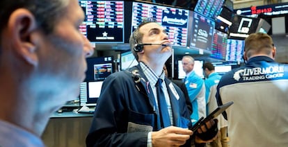 Economistas trabajan durante una nueva jornada en la Bolsa de Nueva York, en una fotografía de archivo.