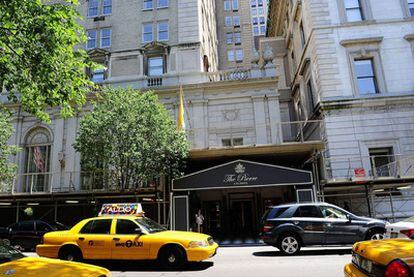 Entrada del hotel The Pierre de Nueva York, en el que se alojaba el banquero detenido.