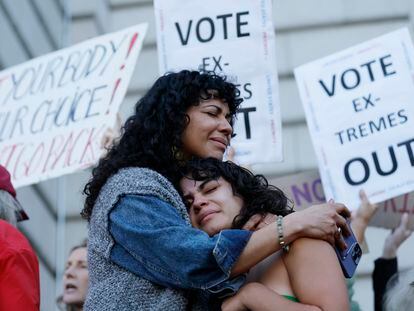 Mitzi Rivas abraza a su hija Maya Iribarren durante una protesta a favor de la libertad de las mujeres a decidir sobre sus cuerpos en el ayuntamiento de San Francisco el 24 de junio.