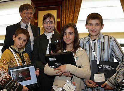Vicente, Elena, Rosana y Patrik, con los TabletPC diseñados por la comapañía del magnate.