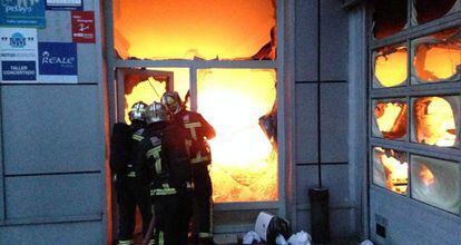 Bomberos de la Comunidad extinguen el incendio en el concesionario.