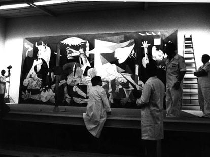 Trabajos de colocación del 'Guernica' de Picasso en el Casón del Buen Retiro de Madrid tras su regreso a España en 1981.