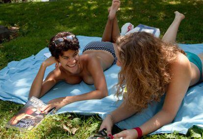 Mujeres en 'topless' en un parque de Nueva York.