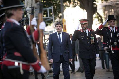 El president de la Generalitat, Carles Puigdemont, amb el major dels Mossos, Josep Lluís Trapero, en l'ofrena floral del Govern al monument a Rafael Casanova amb motiu de la celebració de la Diada.