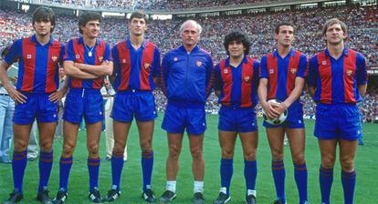 En 1982 Marcos Alonso, primero por la izquierda, firmó por el Barcelona. En la imagen, junto al resto de fichajes del club azulgrana: Morán, Urbano, el técnico alemán Udo Lattek, Maradona, Julio Alberto y Periko Alonso.