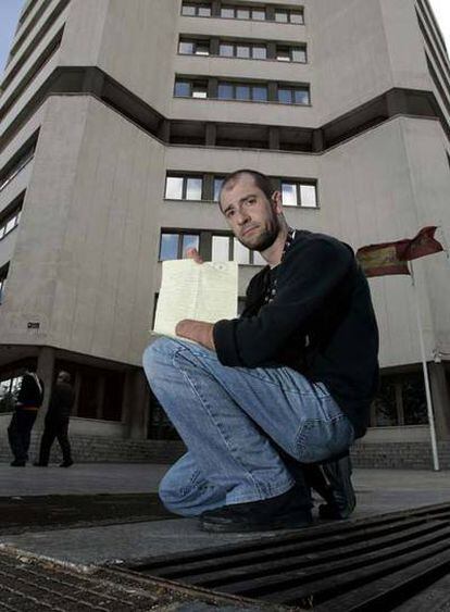 Magallares muestra la denuncia que ha presentado contra el Ayuntamiento.