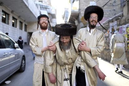 Judíos ultraortodoxos ebrios en las calles del barrio de Mea Shearim, en Jerusalén, Israel. Ayer comenzó el Purim, el 'carnaval judío', una celebración en la que, con disfraces y alcohol, que la reina Esther lograra evitar la liquidación de su pueblo en el Imperio persa, hace más de dos milenios.