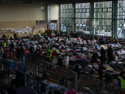 El pabellón deportivo de Hrubieszow, en Polonia, convertido en centro de acogida de refugiados ucranios.