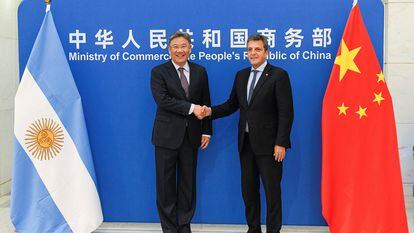 El ministro de Economía de Argentina, Sergio Massa, se reúne con el ministro de Comercio de China, Wang Wentao, este viernes en Pekín.