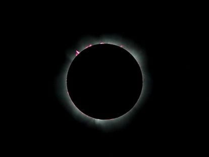 A supplied image of a total solar eclipse, Exmouth, Western Australia, April 20, 2023. AAP Image/Centre for Radio Astronomy Research/Michael Goh via REUTERS  ATTENTION EDITORS - THIS IMAGE WAS PROVIDED BY A THIRD PARTY. NO RESALES. NO ARCHIVE. AUSTRALIA OUT. NEW ZEALAND OUT