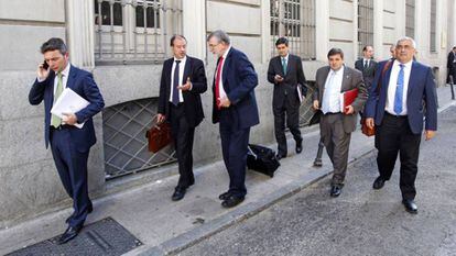 Varios rectores de las Universidades Españolas a su salida después de decidir no asistir a la reunión con Wert.