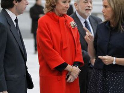 Esperanza Aguirre, José María Aznar y Ana Mato charlan en el Ayuntamiento de Madrid.