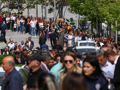La gente forma una fila frente a un colegio electoral, en Ankara este domingo.