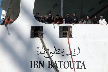 Tripulantes de uno de los transbordadores anclados en el puerto de Algeciras concentrados en la cubierta del barco.