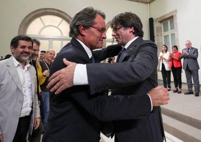 Los presidentes de la Generalitat Carles Puigdemont (derecha) junto a Artur Mas (izquierda) después de que el Parlament aprobara el referéndum de independencia, en 2017.