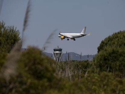 Un avión se aproxima a la pista del aeropuerto de El Prat sobrevolando una zona protegida.