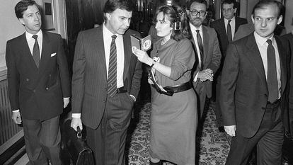 El entonces presidente del Gobierno, Felipe González, responde en 1985 a las preguntas de la periodista Nieves Herrero tras una intervención en el Congreso.