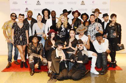 Madonna, en el centro, rodeada por sus bailarines, tras su último concierto en Las Vegas.