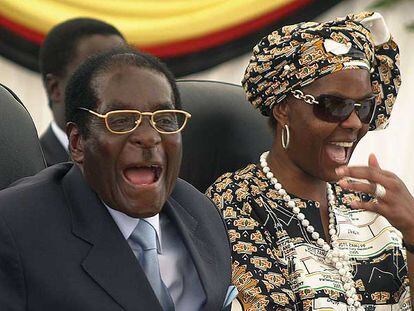 Robert Mugabe y su esposa, ayer en Harare.