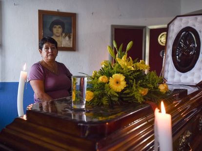 Una mujer vela el ataúd del periodista Celestino Ruiz, asesinado el pasado 3 de agosto en su casa en Actopan, en el estado mexicano de Veracruz.