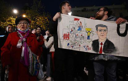 Simpatizantes de Jean-Luc Mélenchon, el domingo en París.