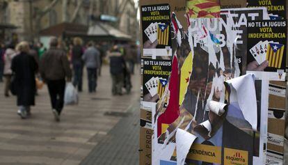 Restes de publicitat electoral a la Rambla de Barcelona.